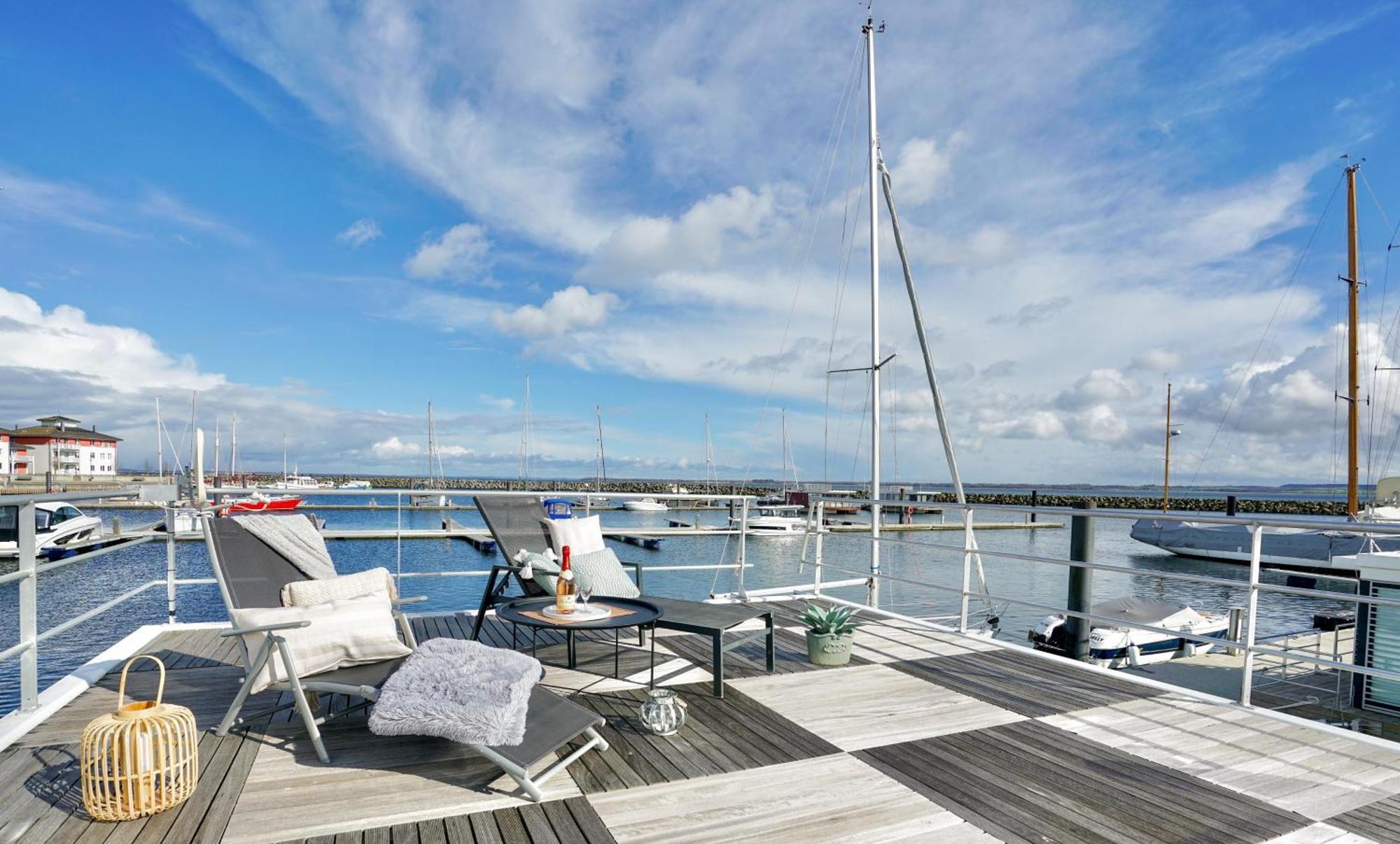 Exklusives Ostsee-Hausboot, Kueche Mit Spueler, Tv, Grosse Sonnenterrasse, 3X Kostenfreie Kfz-Parkplaetze, Klimaanlage, Bis Zu 6 Personen, 2X Baeder, Waschmaschine Boltenhagen  Exterior foto